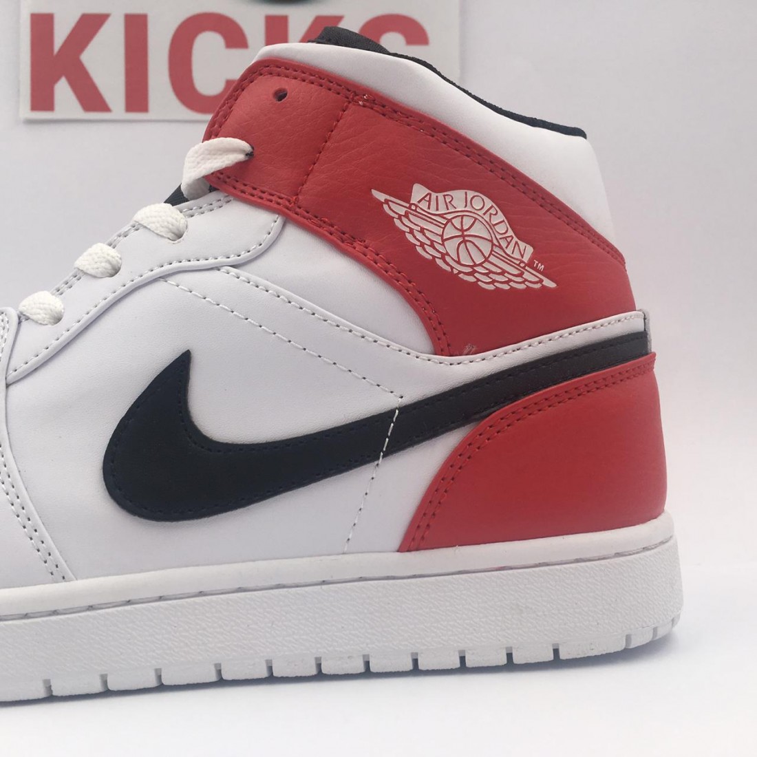 air jordan one mid chicago white